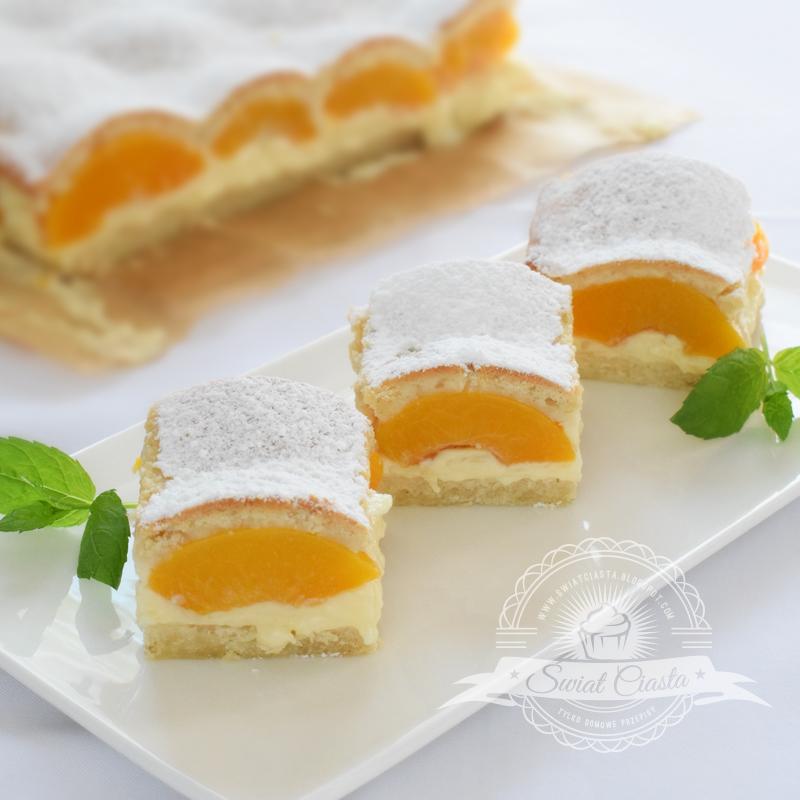 Pyszne kruche ciasto z brzoskwiniami i kruszonką – prosty przepis na letni deser