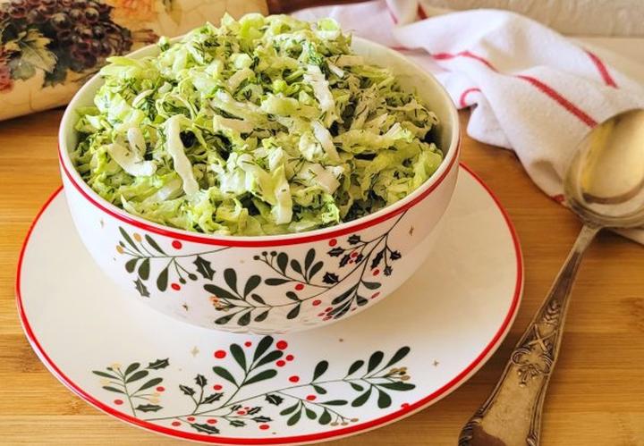 Smaczne sałatki do schabowego, które odmienią Twój obiad – proste przepisy na każdą okazję