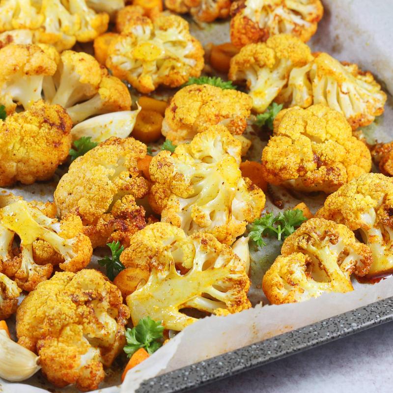 Pyszny obiad na zdrowo: pieczony kalafior z ciecierzycą w roli głównej