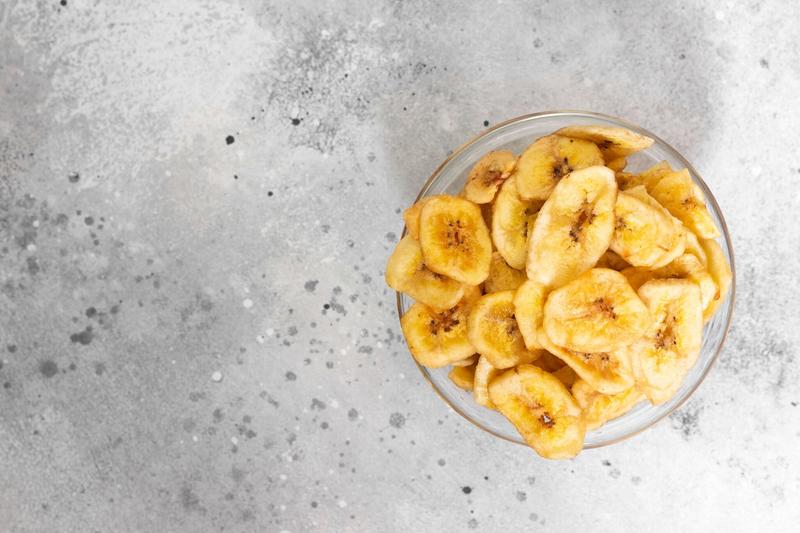 Szybkie suszenie bananów w domu: odkryj trzy łatwe metody bez dehydratora