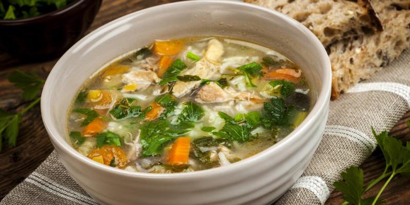 Zupy, które przy biegunce wspomogą regenerację organizmu