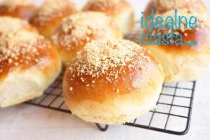 Niebo w gębie: pyszne bułeczki z kruszonką i owocami, które musisz wypróbować!