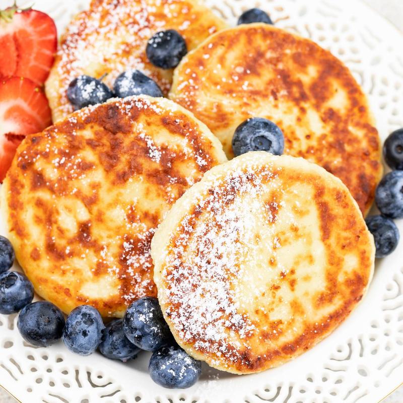 Pyszne mini serniczki z serka wiejskiego – sprawdź, jak je łatwo przygotować!