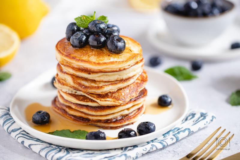 Pyszne placki z ricotty z miodem i owocami – idealny przepis na słodki poranek