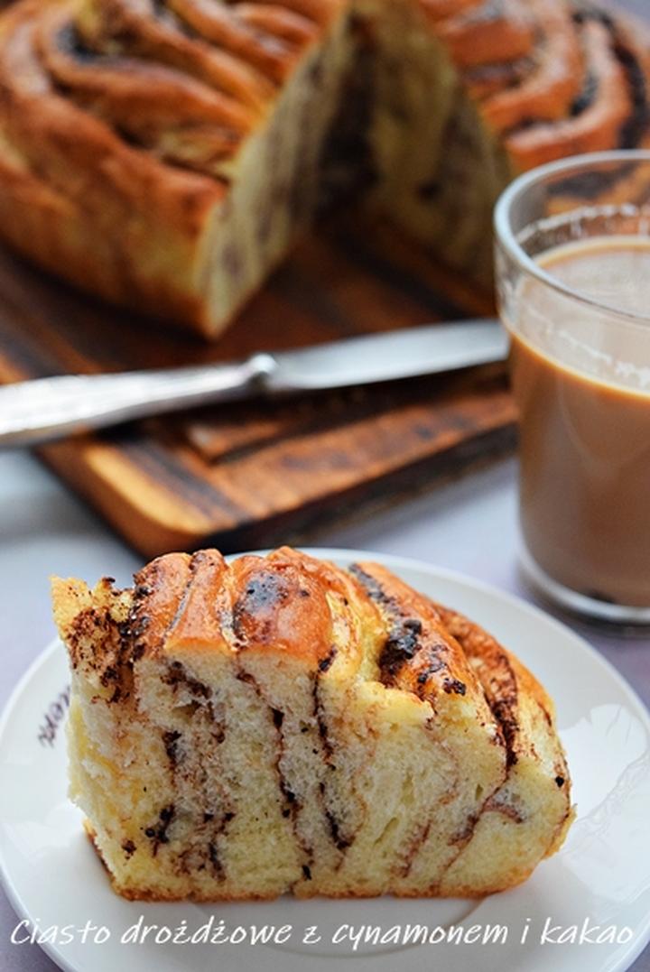 Cynamonowe ciasto drożdżowe
