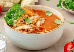 Pyszne i sycące: 8 łatwych przepisów na zupy w diecie keto, idealnych na obiad