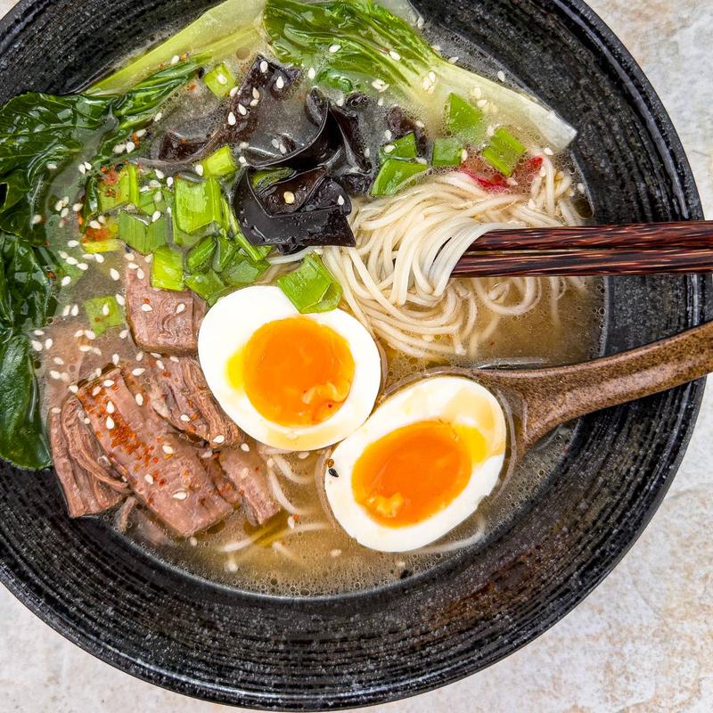 Szybki i smakowity makaron ramen z warzywami – odkryj aromatyczny przepis!