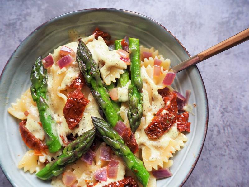 Zdrowy makaron z czosnkiem i szparagami – pyszny przepis wege na wiosenne danie