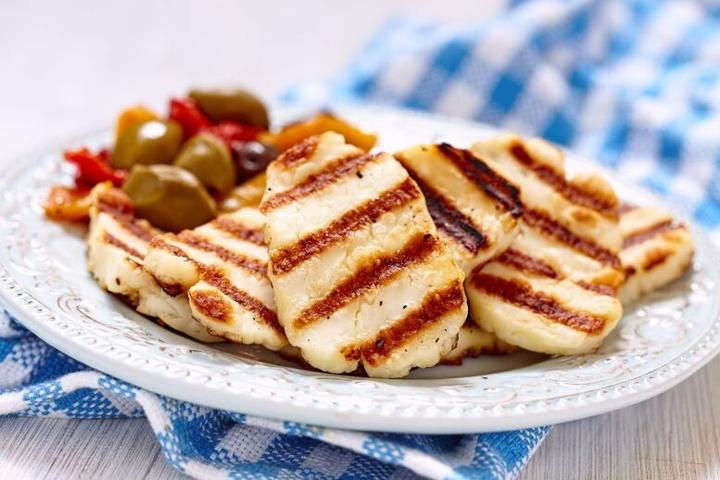 Gdzie kupić ser halloumi? Oto najlepsze miejsca i ceny, które musisz znać!