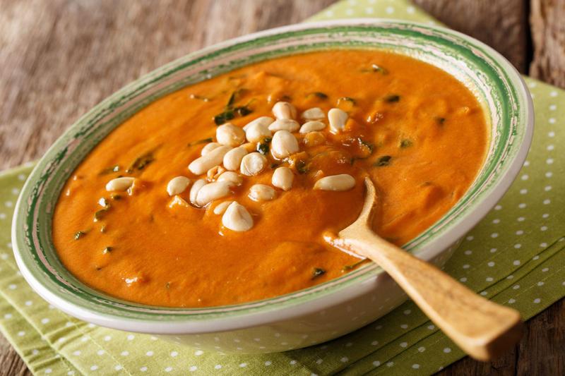 Niecodzienne zupy na obiad: 8 pomysłów, które zaskoczą Twoich gości