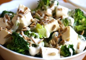 Pyszna sałatka z brokułów: odkryj przepis krok po kroku z cennymi poradami
