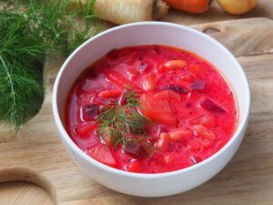 Pyszny barszcz ukraiński wege – Odkryj prosty przepis na wegetariański barszcz czerwony