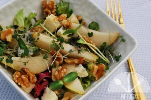 Wykwintna sałatka z szynką parmeńską, gruszką i serem pleśniowym z orzechami