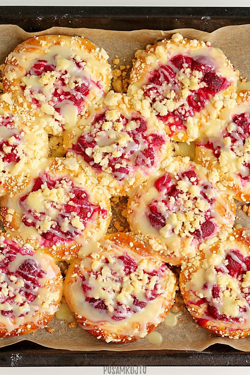 Drożdżówki z malinami i czekoladą