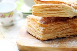 Gdzie znaleźć najlepsze ciasto francuskie na maśle? Sprawdź nasze rekomendacje!