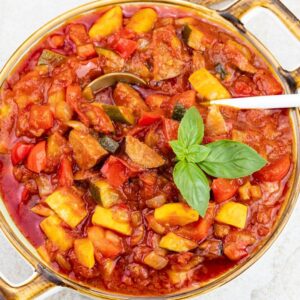 Leczo – zupa czy gęste danie? Odkryj wszystkie tajemnice tej potrawy!