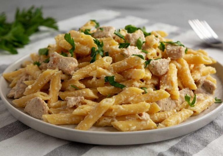 Penne z kurczakiem i pomidorami: Prosty przepis, który zachwyci każdego smakosza