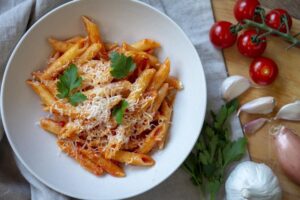 Perfekcyjny makaron z sosem pomidorowym: Jak uniknąć najczęstszych błędów przy gotowaniu