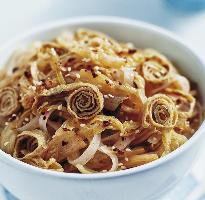 Pikantny makaron kimchi z warzywami – przepis, który oczaruje Twoje kubki smakowe!