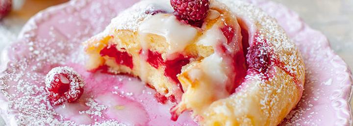 Pyszne drożdżówki z malinami i czekoladą – sprawdź nasz wyjątkowy przepis!