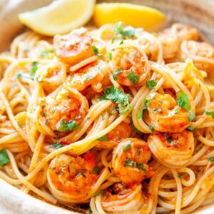 Wspaniały makaron z mleczkiem kokosowym i krewetkami – odkryj prosty przepis!