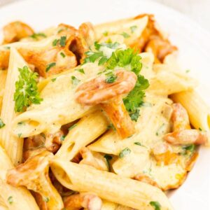 Zachwyć kubki smakowe: makaron z kurkami i szpinakiem w prostym przepisie