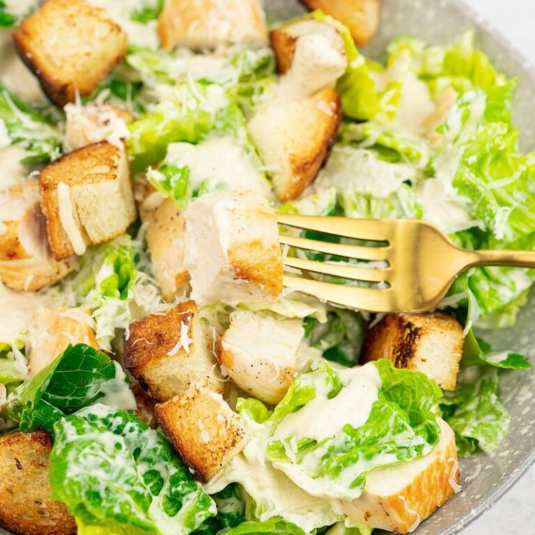 Kaloryczność sałatki Cezar – odkryj, ile kalorii mają różne wersje i poznaj cenne porady