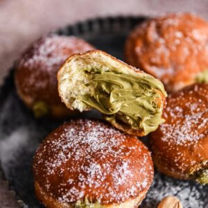 Odkryj sekrety idealnych pączków z kremem – sprawdź, jak je zrobić w domu!