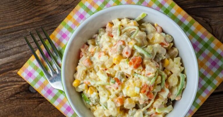 Pyszne alternatywy dla sałatki jarzynowej: odkryj 5 wyjątkowych przepisów na sałatki