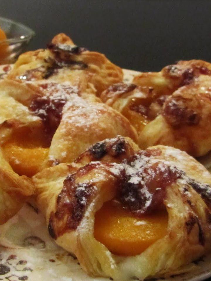 Ciasto francuskie z serem i brzoskwiniami