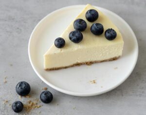 Jak długo sernik może czekać w lodówce? Sprawdź, ile to maksymalnie!