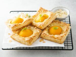 Pyszne ciasto francuskie z serem i soczystymi brzoskwiniami – sprawdzony przepis na deser idealny