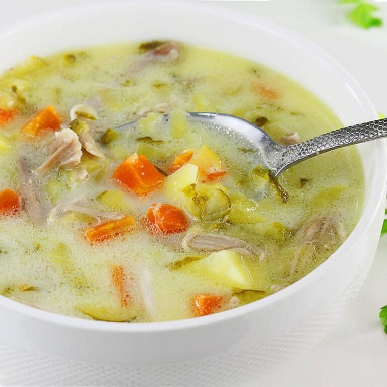 Sekrety idealnej zupy ogórkowej – jakiej przyprawy unikać, by nie zepsuć smaku?