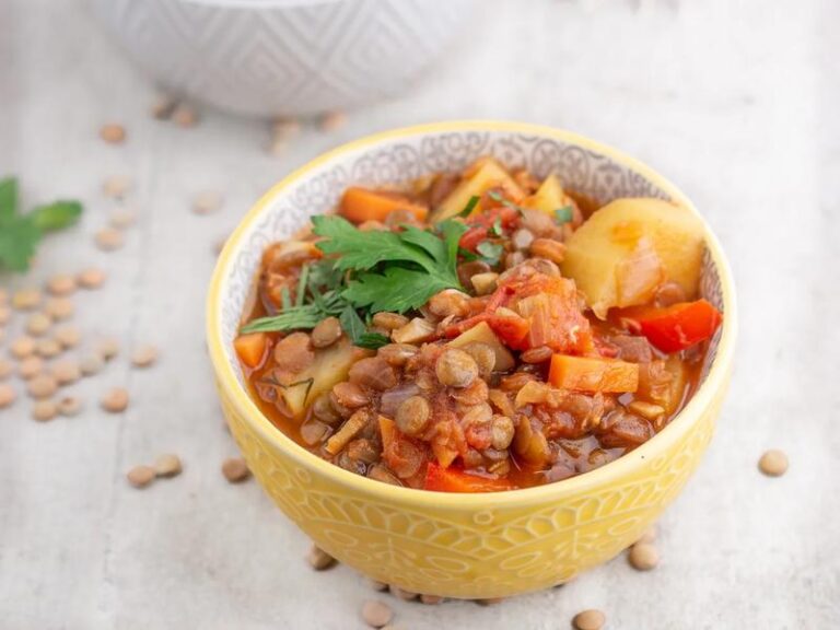 Smakowity gulasz z zielonej soczewicy – sprawdzony przepis na wegetariańskie danie idealne!