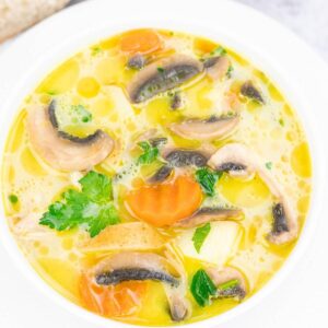 Zupa pieczarkowa w prostym wydaniu – przepis, który zachwyci każdego smakosza